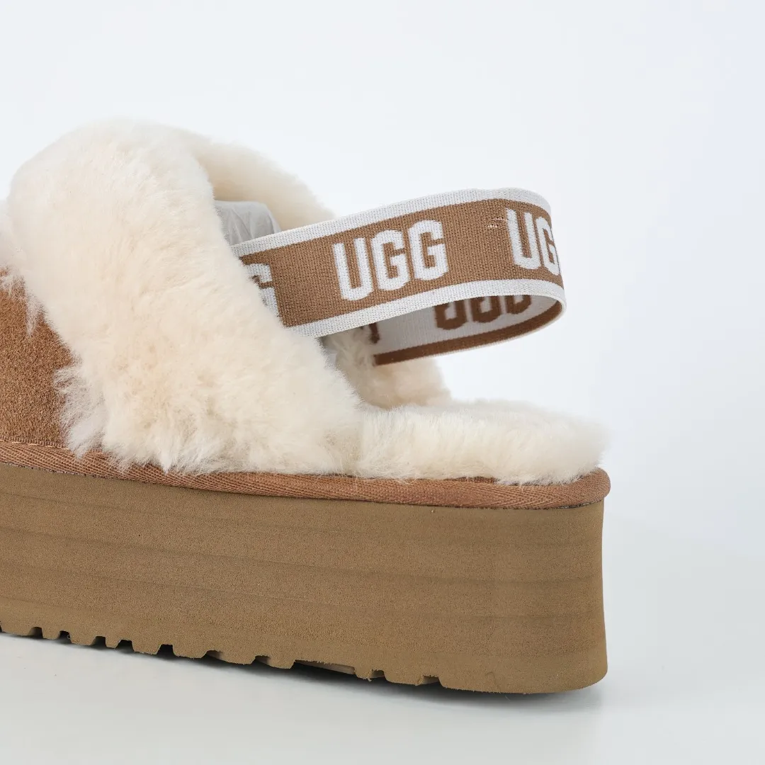 Pick up locally 💰600 Core recommended good price It is a very suitable choice for home use. In recent years, uug has launched a series of styles, which are partially geared towards the preferences of young consumers and have also moved to the forefront of fashion trends. Shoe body material: water-repellent coated suede upper, 17 mm UGGPURE™ implantable wool insole, lightweight non-slip and comfortable rubber outsole, with brand LOGO and trademark, with full packaging Size: 35 36 37 38 39 40